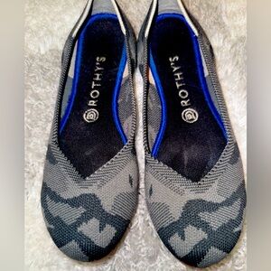 Rothys The Flat Round Toe Camouflage Grey and Red Knit Ballet Flats Size 9